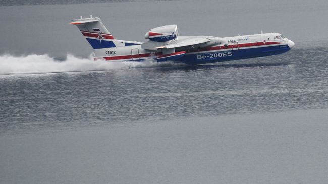 Самолет-амфибия МЧС РФ БЕ-200ЧС на международной выставке Гидроавиасалон в Геленджике. Архивное фото Самолет-амфибия МЧС РФ БЕ-200ЧС на международной выставке Гидроавиасалон в Геленджике. Архивное фото
