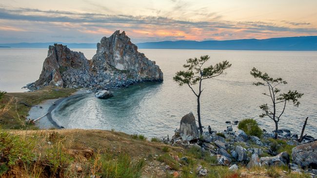 Скала Шаманка и мыс Бурхан на острове Ольхон. Байкал. Архивное фото Скала Шаманка и мыс Бурхан на острове Ольхон. Байкал. Архивное фото