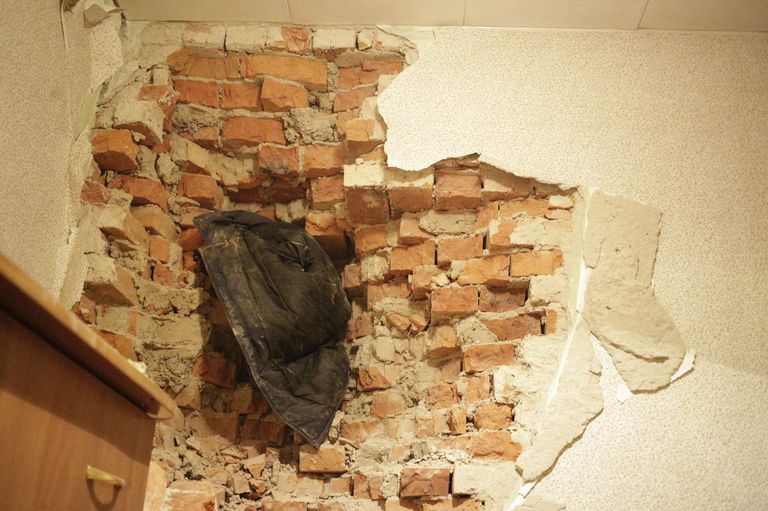 Дыра в стене в результате ДТП с участием троллейбуса на улице Дмитрия Ульянова в Туле. 7 сентября 2018 Дыра в стене в результате ДТП с участием троллейбуса на улице Дмитрия Ульянова в Туле. 7 сентября 2018