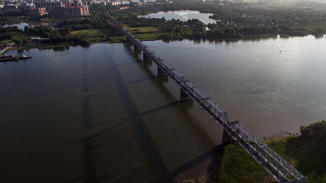 Железнодорожный мост через реку Обь в Новосибирске, который является частью Транссибирской железнодорожной магистрали Железнодорожный мост через реку Обь в Новосибирске, который является частью Транссибирской железнодорожной магистрали