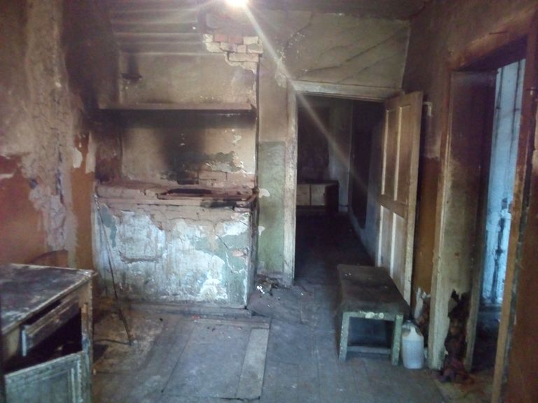 Брошенный дом, который предложили в качестве альтернативного жилья семье Пристав Брошенный дом, который предложили в качестве альтернативного жилья семье Пристав