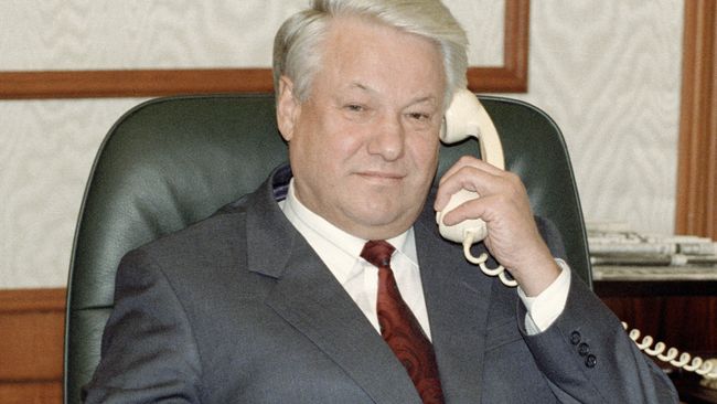 Президент РФ Борис Ельцин поздравляет по телефону Билла Клинтона с его победой в президентских выборах США. 5 ноября 1992