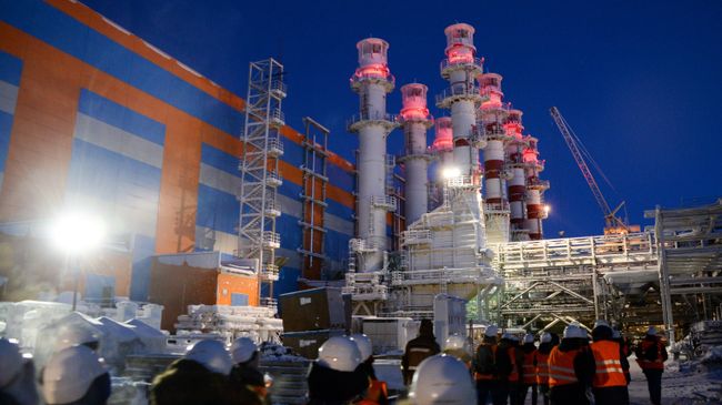 Трубы электростанции на строящемся заводе по производству сжиженного газа 