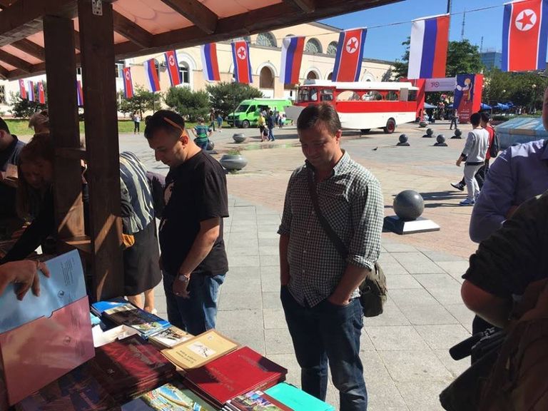 Прилавок с книгами Прилавок с книгами