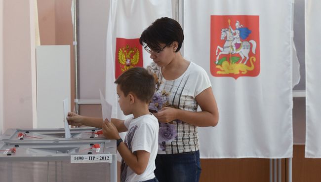 Избиратели в единый день голосования на избирательном участке в Московской области Избиратели в единый день голосования на избирательном участке в Московской области