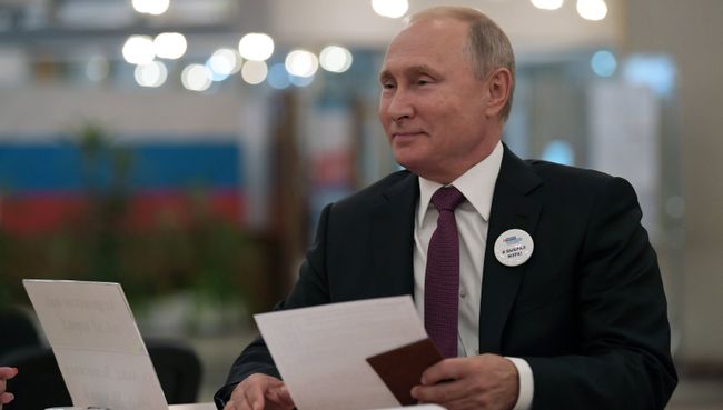 Президент РФ В. Путин принял участие в голосовании на выборах мэра МосквыПрезидент РФ Владимир Путин в единый день голосования на избирательном участке в здании Российской академии наук. 9 сентября 2018