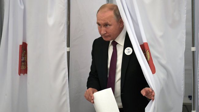 Президент РФ Владимир Путин во время голосования на выборах мэра Москвы на избирательном участке в здании Российской академии наук Президент РФ Владимир Путин во время голосования на выборах мэра Москвы на избирательном участке в здании Российской академии наук