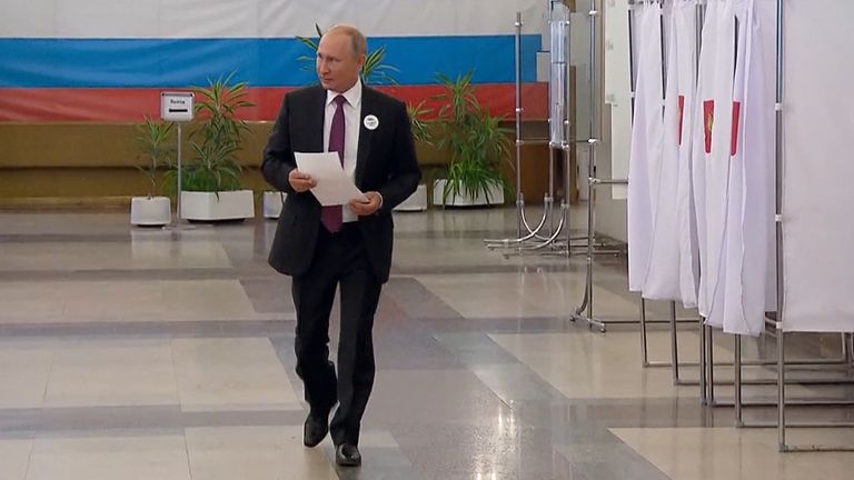 Российские политики голосуют на выборах Российские политики голосуют на выборах