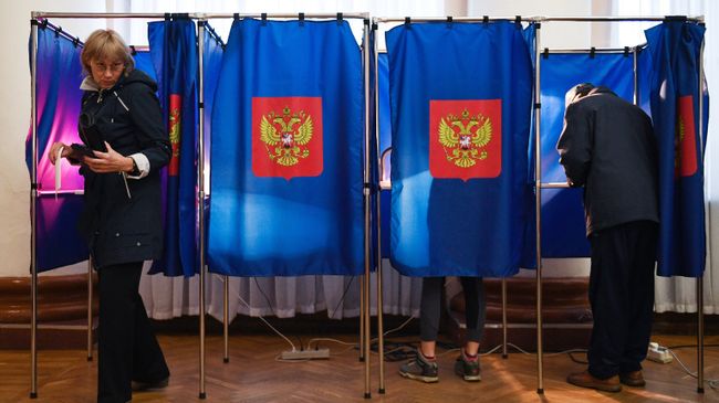 Избиратели в единый день голосования на избирательном участке в Новосибирске Избиратели в единый день голосования на избирательном участке в Новосибирске