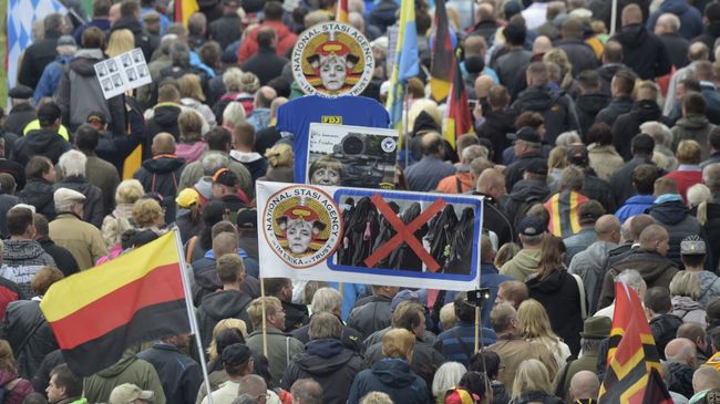 Активисты движения PEGIDA Патриотические европейцы против исламизации Запада во время митинга в Дрездене. Архивное фото Активисты движения PEGIDA Патриотические европейцы против исламизации Запада во время митинга в Дрездене. Архивное фото