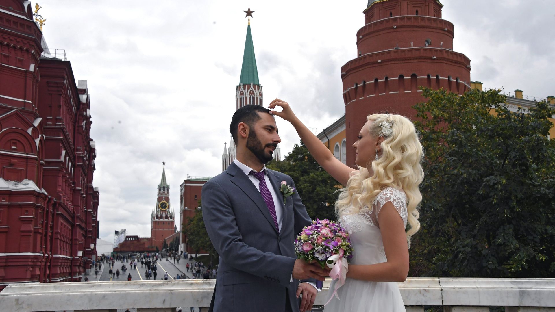 Жених и невеста на Манежной площади в Москве. Жених и невеста на Манежной площади в Москве. - РИА Новости, 1920, 07.07.2022