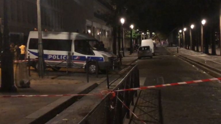 Кадры с места нападения неизвестного с ножом на людей в Париже Кадры с места нападения неизвестного с ножом на людей в Париже