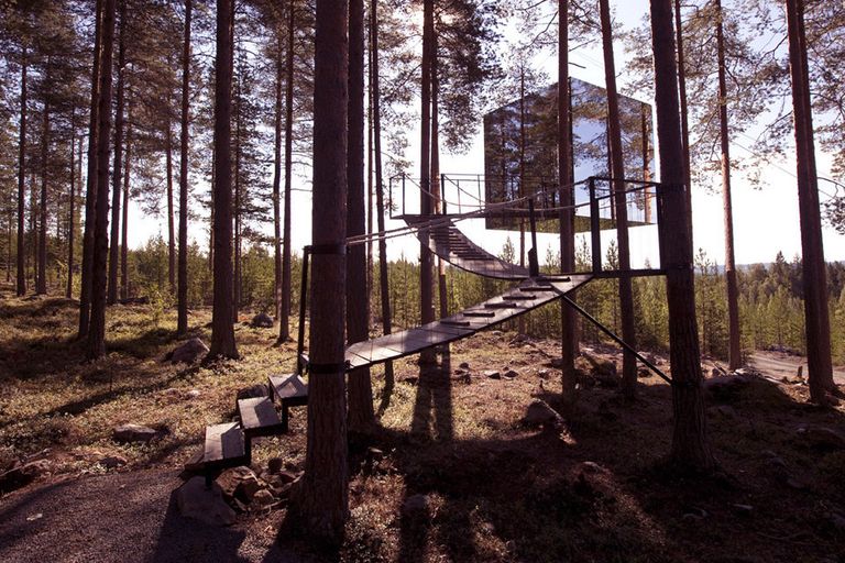 Зеркальный лесной дом на дереве — отель, расположенный в Харадсе, Швеция