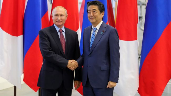 Владимир Путин и премьер-министр Японии Синдзо Абэ во время посещения двигателестроительного завода MAZDA SOLLERS Manufacturing Rus в пригороде Владивостока. 10 сентября 2018 Владимир Путин и премьер-министр Японии Синдзо Абэ во время посещения двигателестроительного завода MAZDA SOLLERS Manufacturing Rus в пригороде Владивостока. 10 сентября 2018