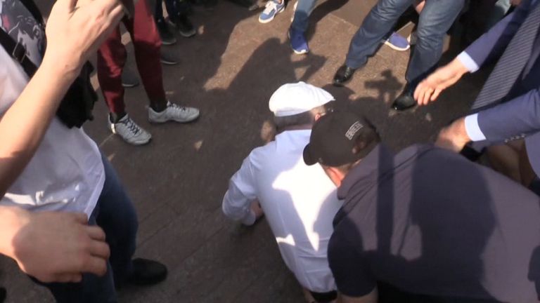 Провокации и оскорбления - Жириновский попал в потасовку на митинге в Москве