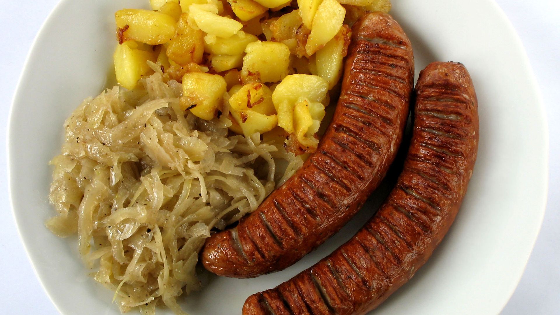 Жареные сосиски с гарниром из картофеля и квашеной капусты Жареные сосиски с гарниром из картофеля и квашеной капусты - РИА Новости, 1920, 24.12.2025