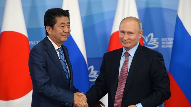 Владимир Путин и премьер-министр Японии Синдзо Абэ на пресс-конференции по итогам переговоров в рамках IV Восточного экономического форума на территории ДВФУ на острове Русский Владимир Путин и премьер-министр Японии Синдзо Абэ на пресс-конференции по итогам переговоров в рамках IV Восточного экономического форума на территории ДВФУ на острове Русский