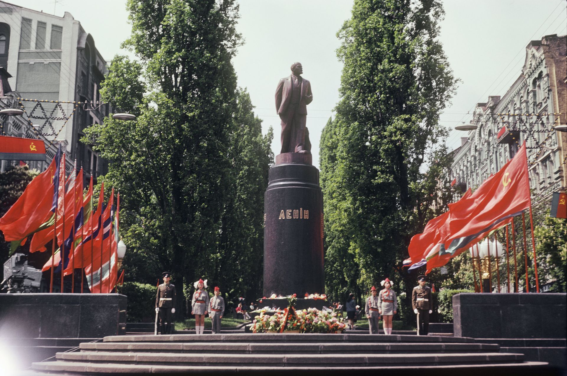 Памятник Владимиру Ленину на бульваре Тараса Шевченко в Киеве. 1 мая 1975 Памятник Владимиру Ленину на бульваре Тараса Шевченко в Киеве. 1 мая 1975 - РИА Новости, 1920, 15.07.2025