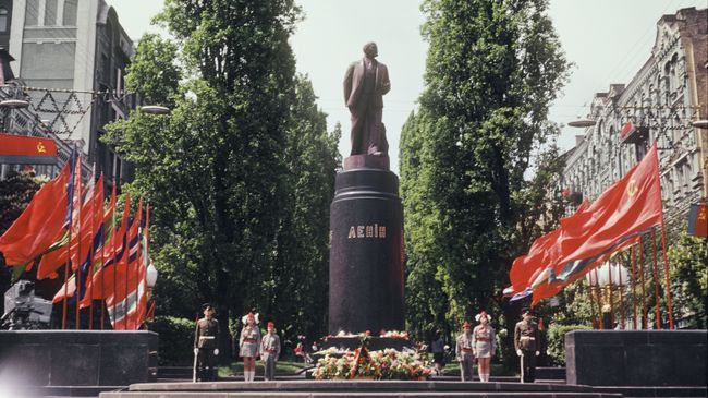 Памятник Владимиру Ленину на бульваре Тараса Шевченко в Киеве. 1 мая 1975 Памятник Владимиру Ленину на бульваре Тараса Шевченко в Киеве. 1 мая 1975
