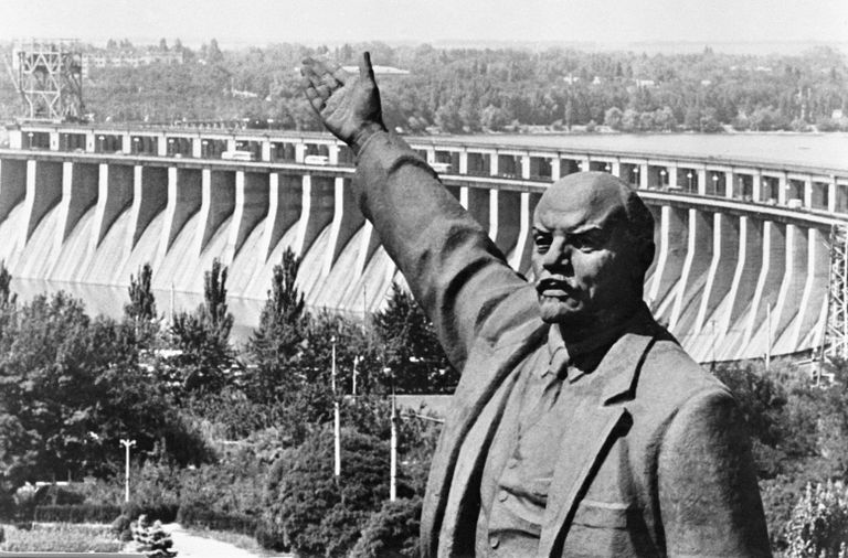 Памятник Владимиру Ильичу Ленину на фоне плотины Днепропетровской ГЭС Памятник Владимиру Ильичу Ленину на фоне плотины Днепропетровской ГЭС