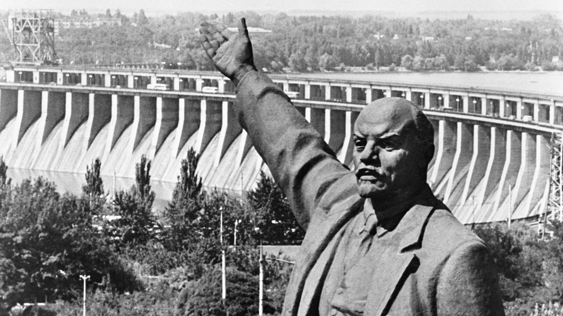 Памятник Владимиру Ильичу Ленину на фоне плотины Днепропетровской ГЭС Памятник Владимиру Ильичу Ленину на фоне плотины Днепропетровской ГЭС - РИА Новости, 1920, 12.10.2023