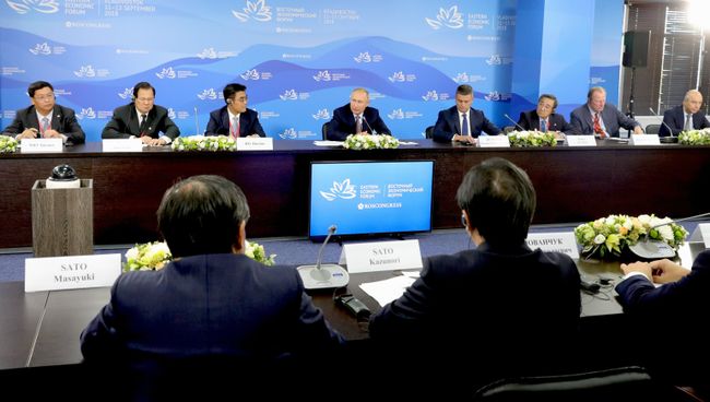 Президент РФ Владимир Путин во время встречи с представителями иностранных деловых кругов в рамках IV Восточного экономического форума Президент РФ Владимир Путин во время встречи с представителями иностранных деловых кругов в рамках IV Восточного экономического форума