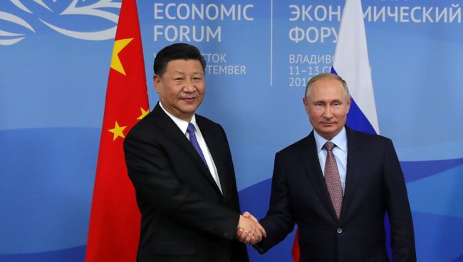 Президент РФ Владимир Путин и председатель КНР Си Цзиньпин во время встречи на полях IV Восточного экономического форума Президент РФ Владимир Путин и председатель КНР Си Цзиньпин во время встречи на полях IV Восточного экономического форума