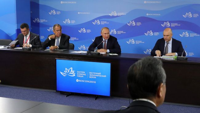 Глава МИД Сергей Лавров, президент РФ Владимир Путин и глава Минфин РФ Антон Силуанов во время переговоров с председателем КНР Си Цзиньпином на полях IV Восточного экономического форума на территории ДВФУ на острове Русский. 11 сентября 2018 Глава МИД Сергей Лавров, президент РФ Владимир Путин и глава Минфин РФ Антон Силуанов во время переговоров с председателем КНР Си Цзиньпином на полях IV Восточного экономического форума на территории ДВФУ на острове Русский. 11 сентября 2018
