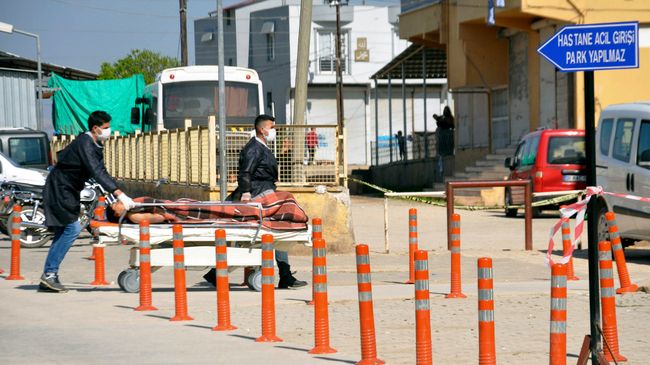 Эвакуация пострадавших в результате предполагаемой химатаки в Идлибе Эвакуация пострадавших в результате предполагаемой химатаки в Идлибе