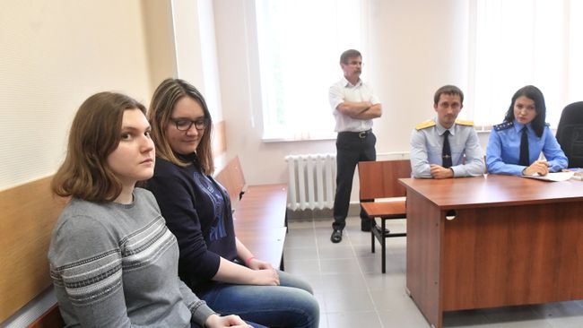 Участницы движения Новое величие Анна Павликова (слева) и Мария Дубовик в Дорогомиловском суде Москвы Участницы движения Новое величие Анна Павликова (слева) и Мария Дубовик в Дорогомиловском суде Москвы