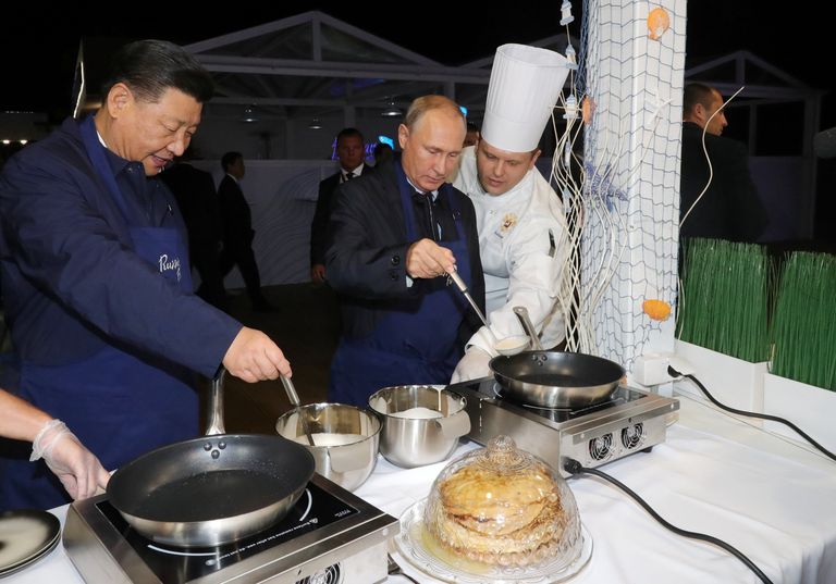 Президент РФ Владимир Путин и председатель КНР Си Цзиньпин во время посещения выставки в рамках ВЭФ Улица Дальнего Востока