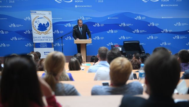 Министр иностранных дел РФ Сергей Лавров на IV Восточном экономическом форуме во Владивостоке Министр иностранных дел РФ Сергей Лавров на IV Восточном экономическом форуме во Владивостоке