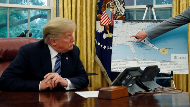 Президент США Дональд Трамп во время совещания по подготовке к урагану Флоренс. 11 сентября 2018
