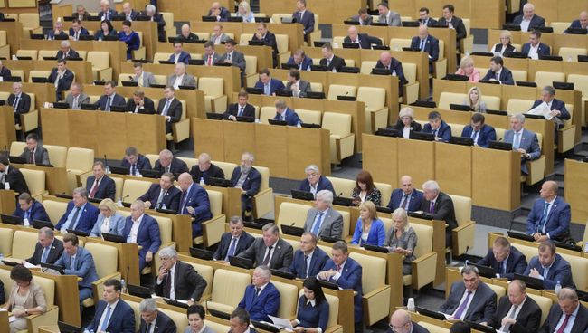 Депутаты на пленарном заседании Государственной Думы РФ. Архивное фото Депутаты на пленарном заседании Государственной Думы РФ. Архивное фото