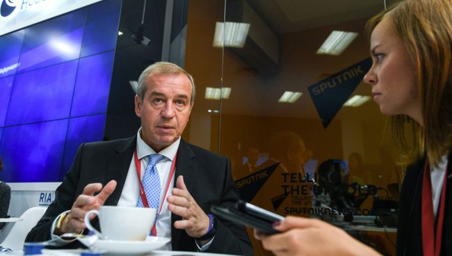 Губернатор Иркутской области Сергей Левченко в радиорубке Sputnik на площадке IV Восточного экономического форума Губернатор Иркутской области Сергей Левченко в радиорубке Sputnik на площадке IV Восточного экономического форума