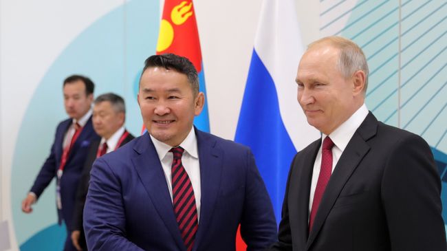 Президент РФ Владимир Путин и президент Монголии Халтмаагийн Баттулга во время встречи на полях IV Восточного экономического форума Президент РФ Владимир Путин и президент Монголии Халтмаагийн Баттулга во время встречи на полях IV Восточного экономического форума