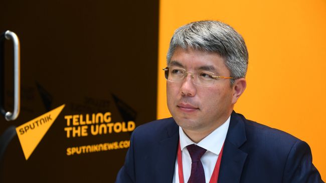 Глава Республики Бурятия Алексей Цыденов в радиорубке Sputnik на площадке IV Восточного экономического форума Глава Республики Бурятия Алексей Цыденов в радиорубке Sputnik на площадке IV Восточного экономического форума