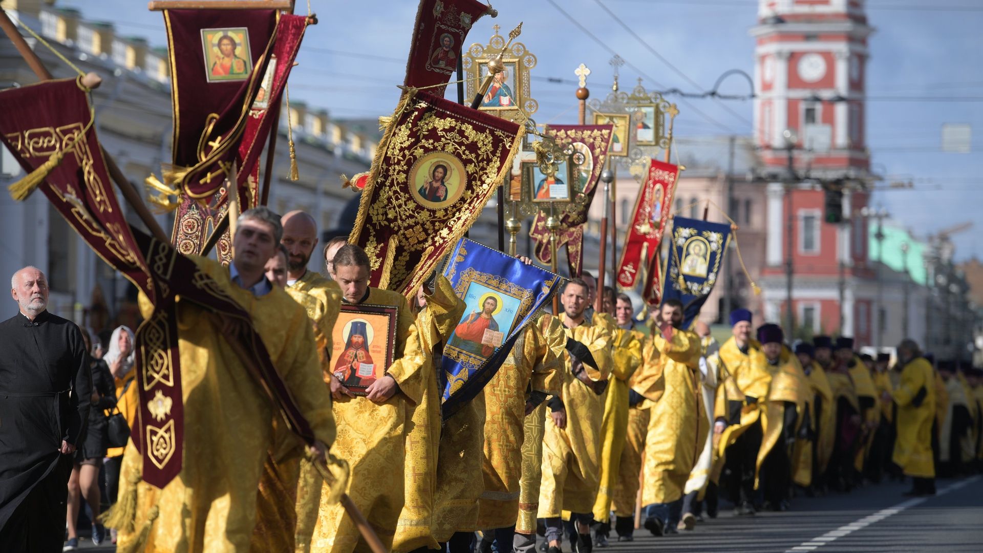 Священнослужители во время крестного хода в честь Дня перенесения мощей святого благоверного князя Александра Невского. 12 сентября 2018 Священнослужители во время крестного хода в честь Дня перенесения мощей святого благоверного князя Александра Невского. 12 сентября 2018 - РИА Новости, 1920, 09.09.2021