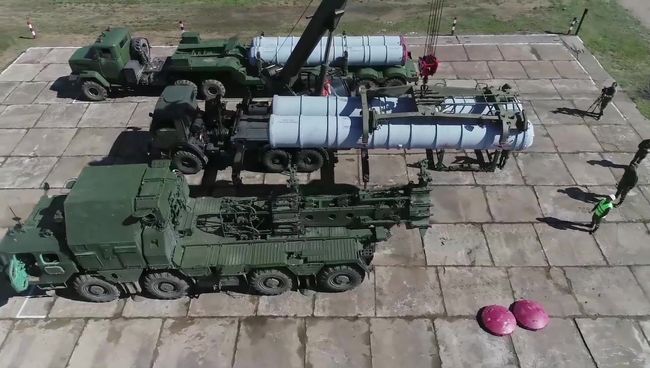 Заряжание пусковой установки зенитного ракетного комплекса С-300 на учениях ПВО. Архивное фото Заряжание пусковой установки зенитного ракетного комплекса С-300 на учениях ПВО. Архивное фото