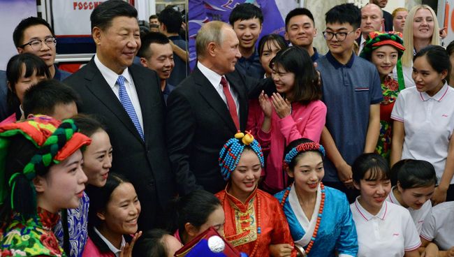 Президент РФ Владимир Путин и председатель КНР Си Цзиньпин во время встречи с участниками, вожатыми и педагогами смены Школы Добра 2008 года Всероссийского детского центра Океан во Владивостоке. 12 сентября 2018 Президент РФ Владимир Путин и председатель КНР Си Цзиньпин во время встречи с участниками, вожатыми и педагогами смены Школы Добра 2008 года Всероссийского детского центра Океан во Владивостоке. 12 сентября 2018