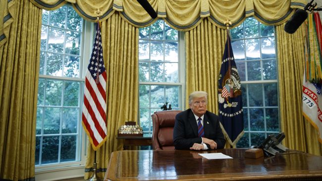 Президент США Дональд Трамп в Овальном кабинете Белого дома в Вашингтоне. 27 августа 2018 года Президент США Дональд Трамп в Овальном кабинете Белого дома в Вашингтоне. 27 августа 2018 года