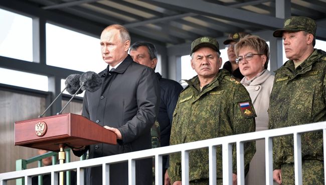 Владимир Путин выступает на параде участников военных маневров Восток-2018 на забайкальском полигоне Цугол. 13 сентября 2018 Владимир Путин выступает на параде участников военных маневров Восток-2018 на забайкальском полигоне Цугол. 13 сентября 2018