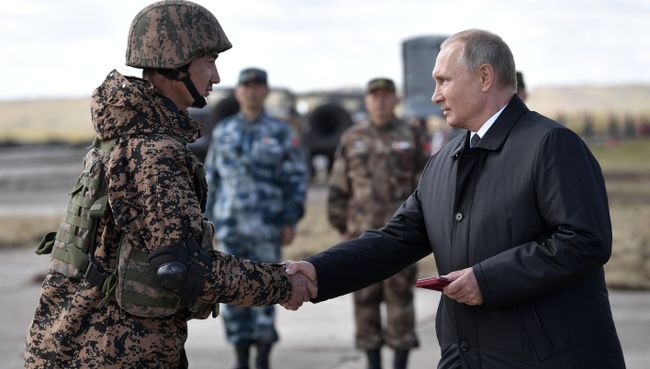 Верховный главнокомандующий ВС РФ, президент РФ Владимир Путин на полевом смотре войск на забайкальском полигоне Цугол после окончания основного этапа военных маневров вооруженных сил Восток-2018 Верховный главнокомандующий ВС РФ, президент РФ Владимир Путин на полевом смотре войск на забайкальском полигоне Цугол после окончания основного этапа военных маневров вооруженных сил Восток-2018