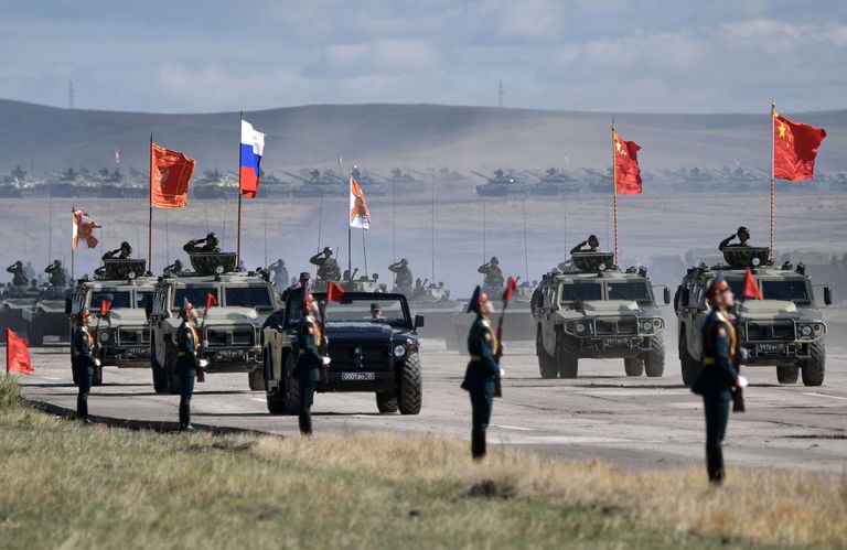 Парад участников военных маневров Восток-2018 на забайкальском полигоне Цугол Парад участников военных маневров Восток-2018 на забайкальском полигоне Цугол
