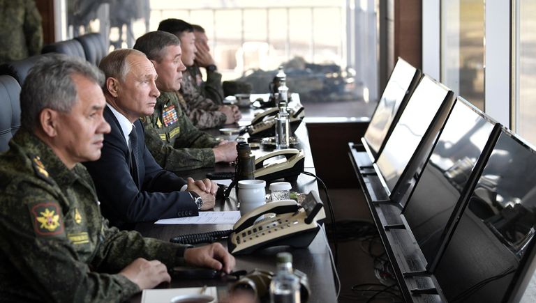 Верховный главнокомандующий ВС РФ, президент РФ Владимир Путин наблюдает за ходом военных маневров российских, монгольских и китайских вооруженных сил Восток-2018 с командного пункта на полигоне Цугол в Забайкальском крае