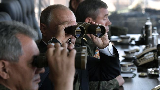 Верховный главнокомандующий ВС РФ, президент РФ Владимир Путин наблюдает за ходом военных маневров Восток-2018 Верховный главнокомандующий ВС РФ, президент РФ Владимир Путин наблюдает за ходом военных маневров Восток-2018