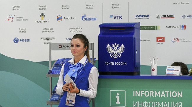 Девушка у стойки информации на площадке IV Восточного экономического форума во Владивостоке Девушка у стойки информации на площадке IV Восточного экономического форума во Владивостоке