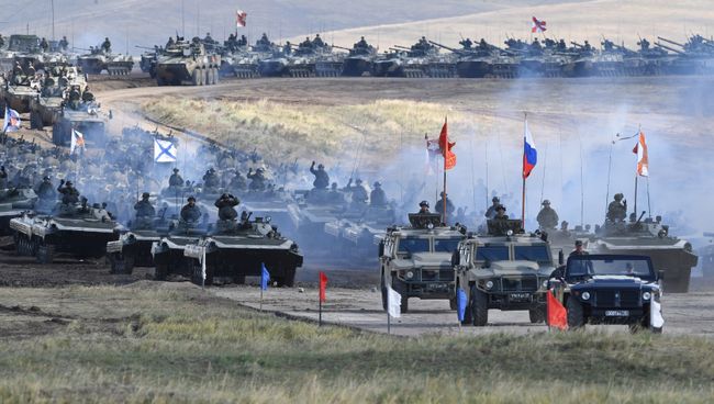 Военная техника во время парада военной техники, участвовавшей в учениях Восток-2018, на полигоне Цугол в Забайкальском крае. Архивное фото Военная техника во время парада военной техники, участвовавшей в учениях Восток-2018, на полигоне Цугол в Забайкальском крае. Архивное фото