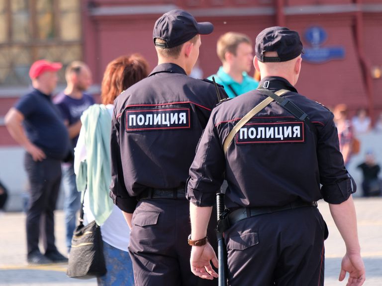 Сотрудники полиции на улице Москвы