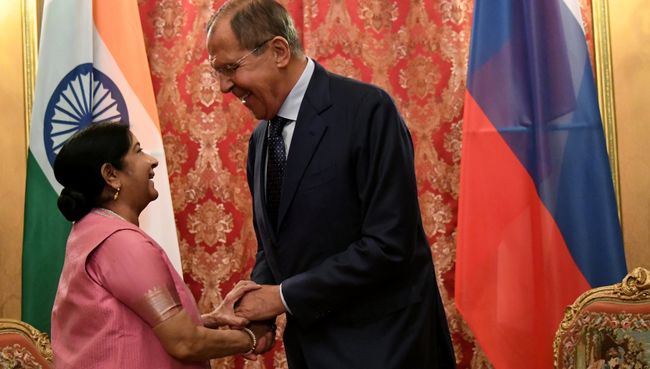 Министр иностранных дел РФ Сергей Лавров и министр иностранных дел Индии Сушма Сварадж во время встречи. 13 сентября 2018 Министр иностранных дел РФ Сергей Лавров и министр иностранных дел Индии Сушма Сварадж во время встречи. 13 сентября 2018